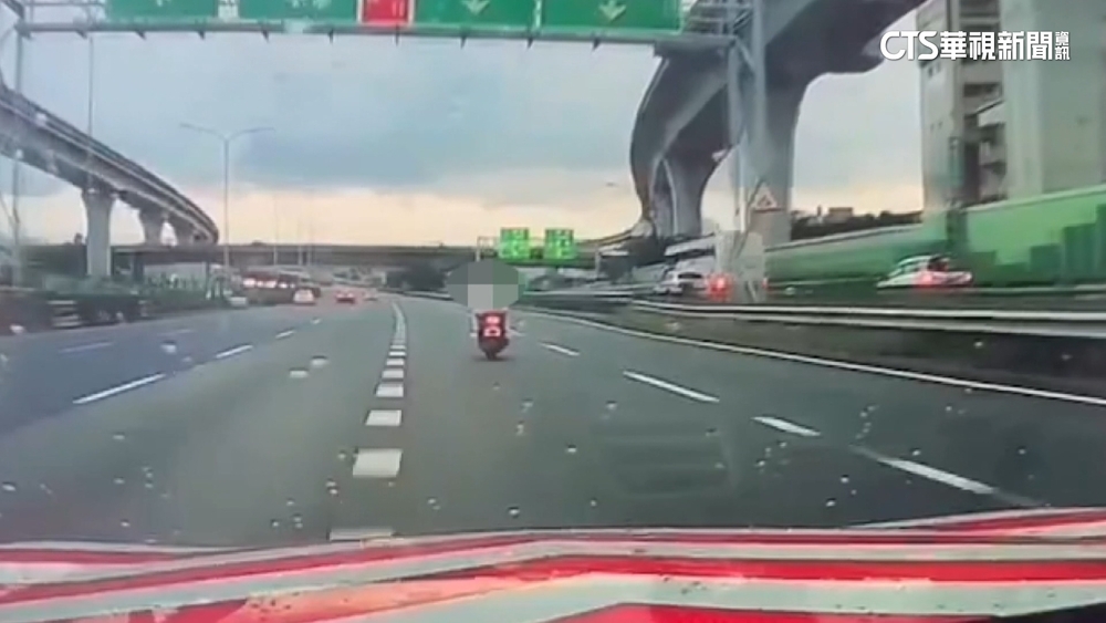 扯！少年雙載沒戴安全帽上國道　還拍影片.撞警車