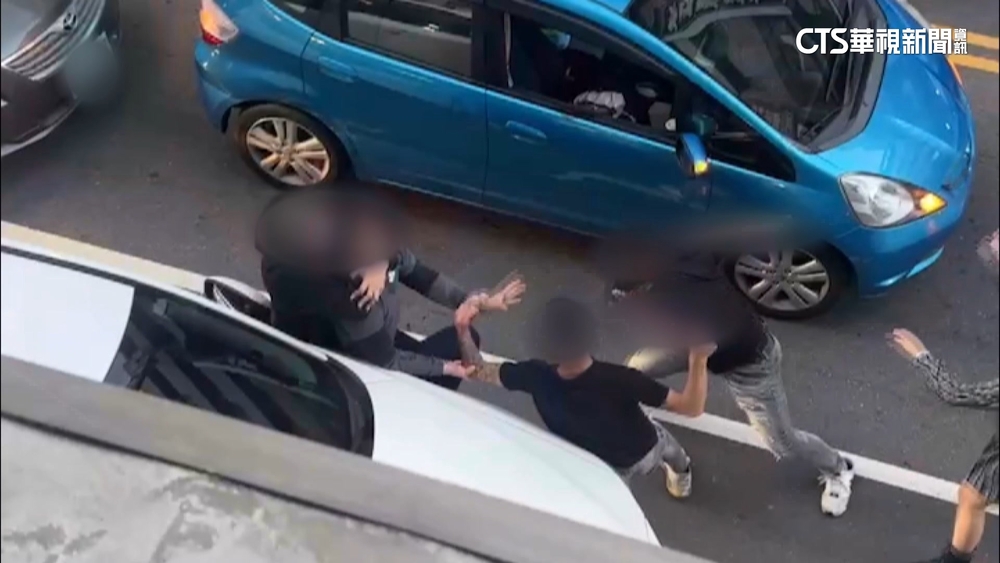 金錢糾紛假車禍真尋仇？　3男持球棒當街打人