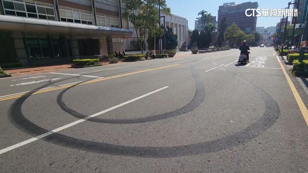 不把警放眼裡　轎車竹市府.警察局前甩尾燒胎