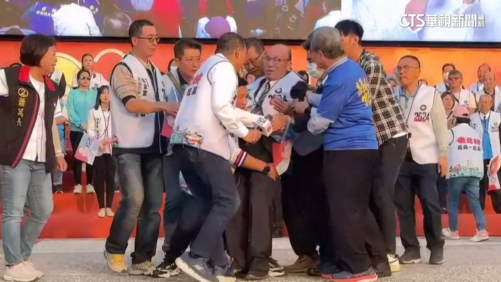 助選插曲！後援會總會長險昏倒　侯友宜急攙扶