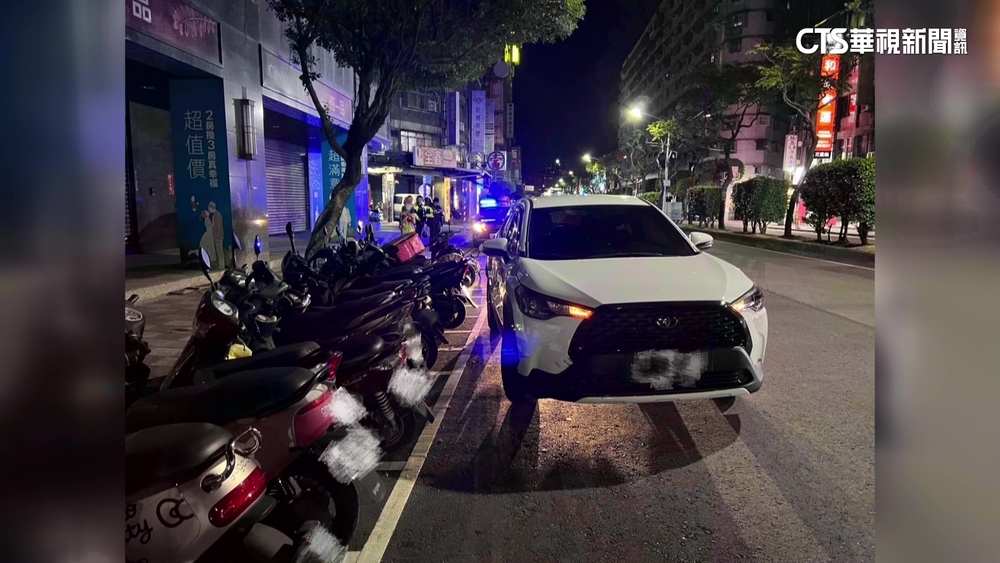 未注意路邊停車距離　自小客車連撞7機車