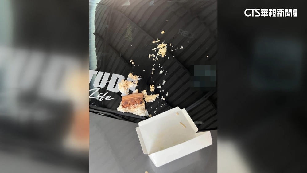 男心情差　「控肉飯」砸車！　肉.飯噴濺擋風玻璃