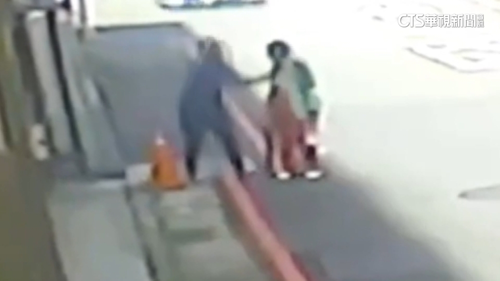 光天化日搶劫！　通緝犯搶7旬嬤金鍊　製造斷點逃亡