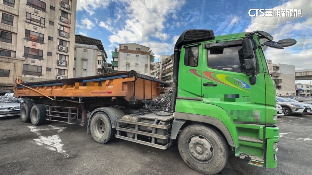 曳引車駕駛欲超車　變換車道輾斃騎士肇逃