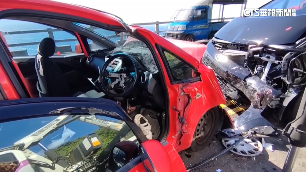 台東香金七號2車對撞　駕駛受困5人送醫