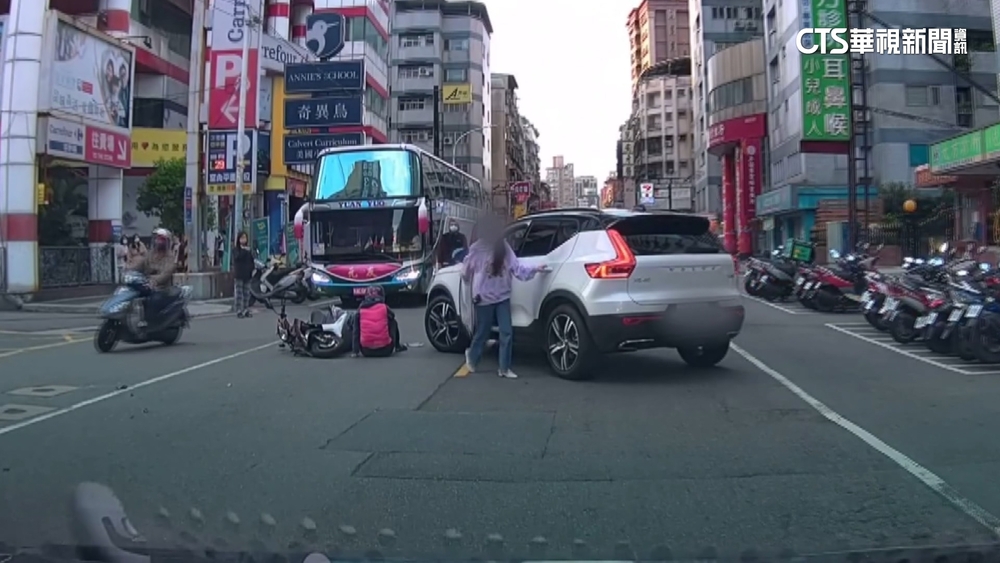 撞倒機車！　駕駛未先關心傷者.先讓女童下車惹議