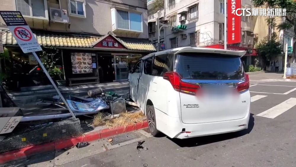 小黃搶快未讓直行車！　「阿法」閃避不及遭撞6傷