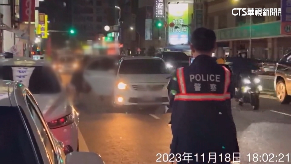 家長送童補習當警面違停　網友轟：教育失敗