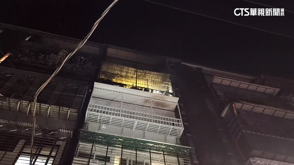 板橋透天厝5樓凌晨竄火　消防救出1人1犬