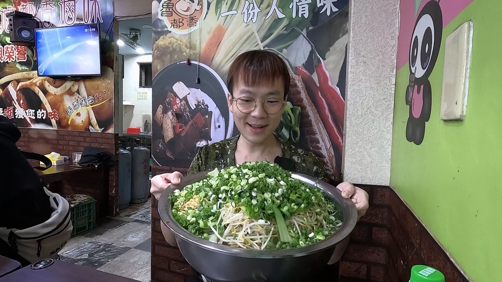 犯基隆傳說禁忌！YTR點滷味要求「菜多」來大臉盆　在地人笑：要吃完喔