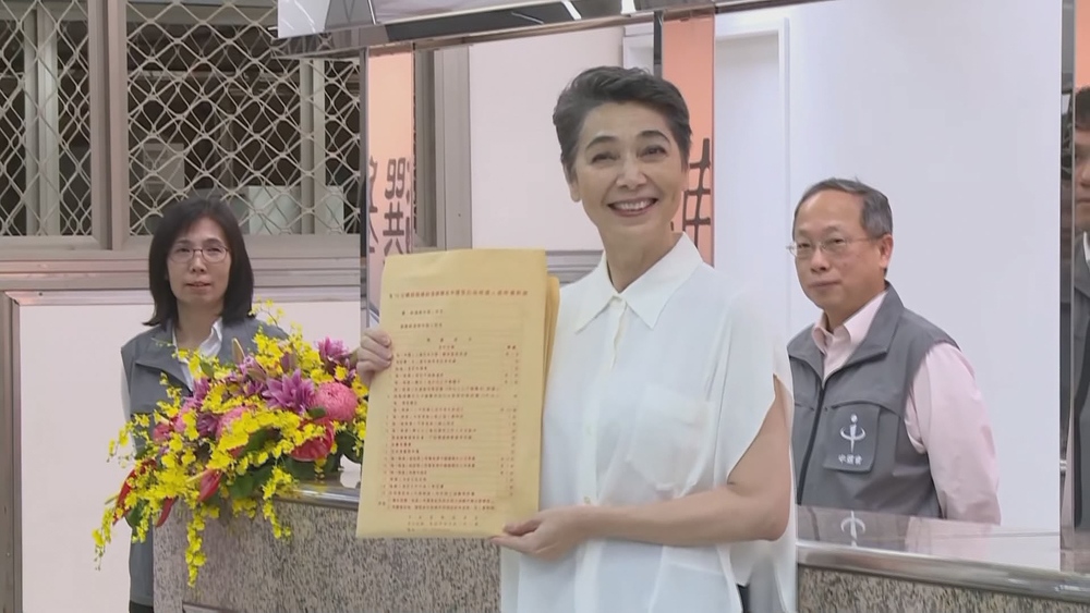 賴佩霞赴中選會領表　被問「最後與郭台銘印同選票？」微笑不回應