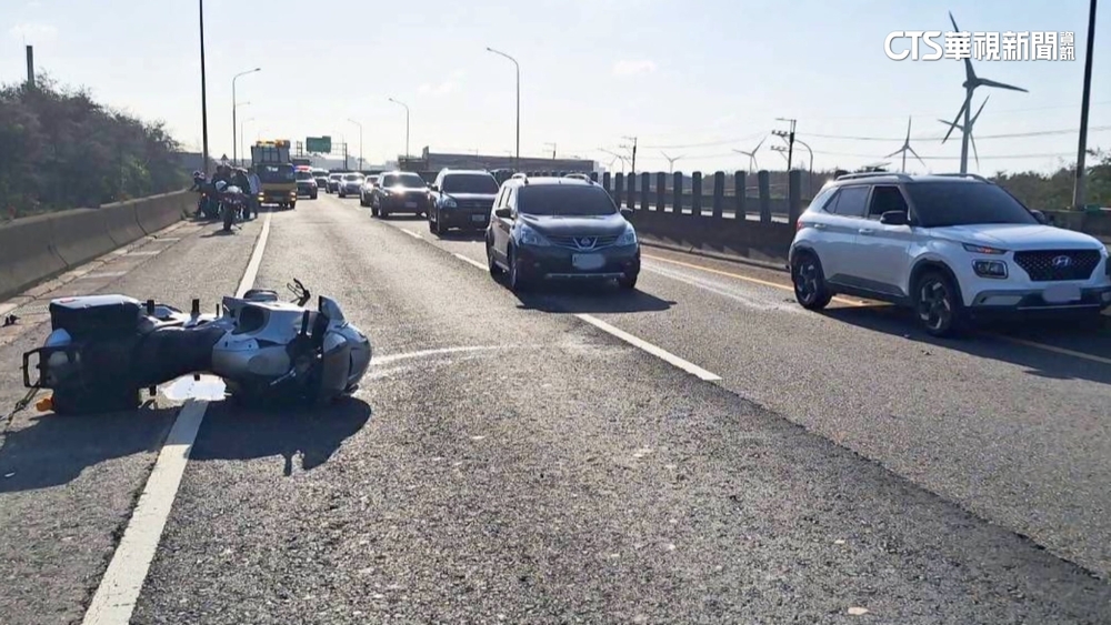 台61驚見巨石躺馬路！　3車1重機損.兩人摔傷