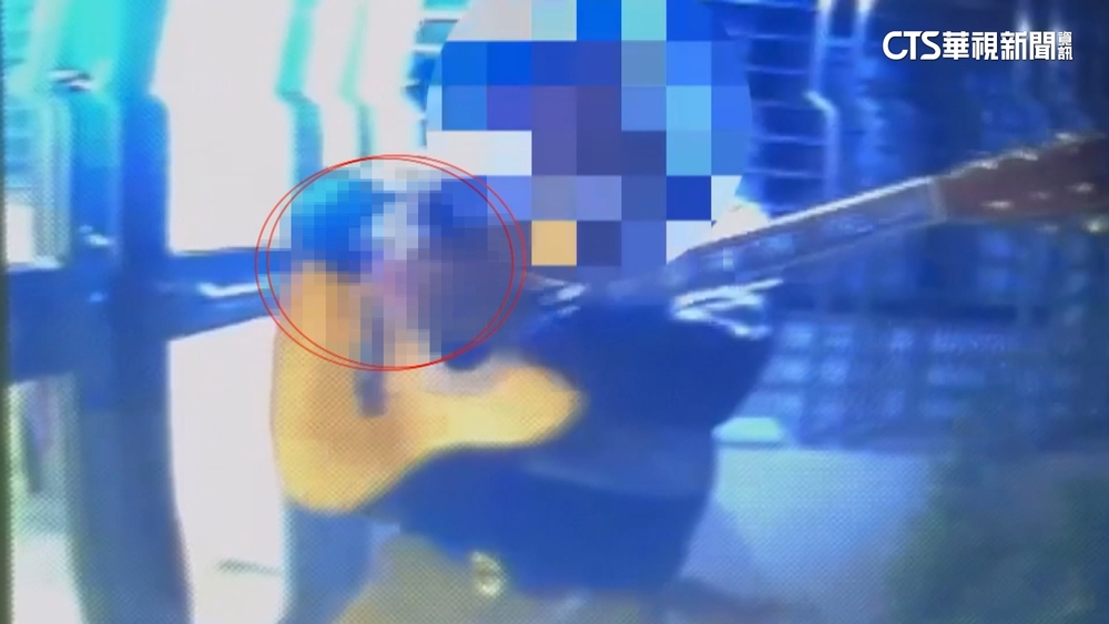 忘帶鑰匙亂按門鈴　男彈吉他又亮槍嚇人