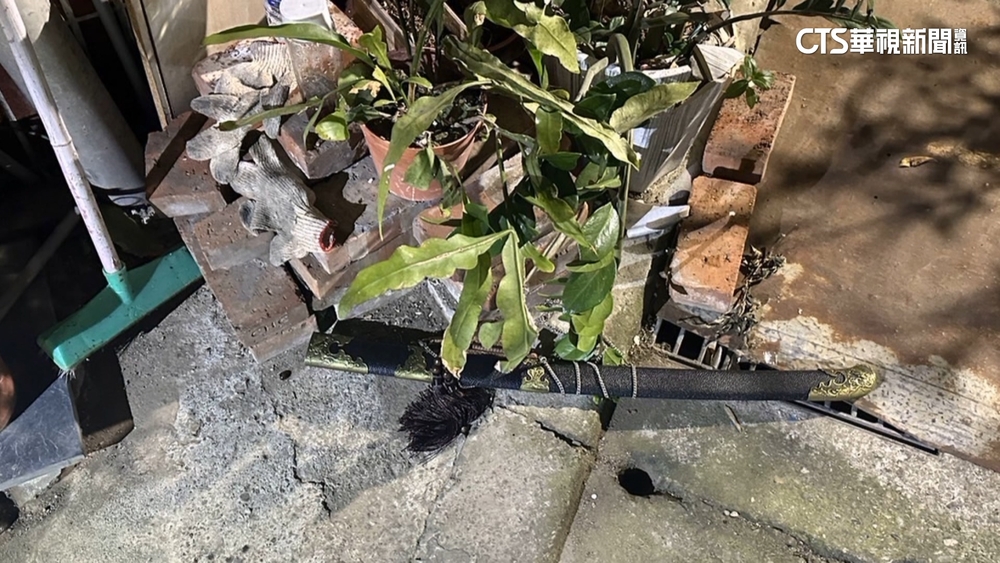 停車糾紛反目　男持刀砍傷鄰居2小時遭逮