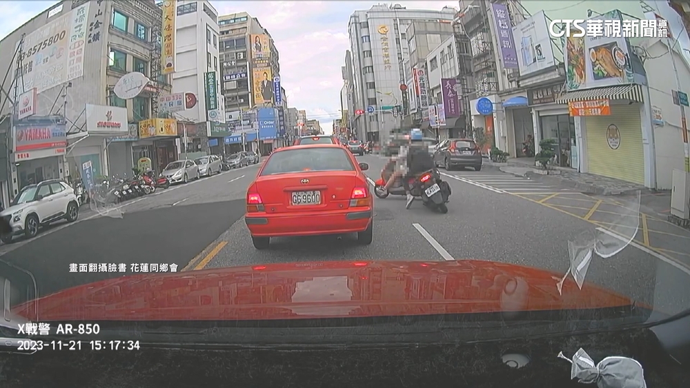 母揹4個月大嬰兒「鬼切迴轉」遭撞　網轟：嬰兒當肉盾？