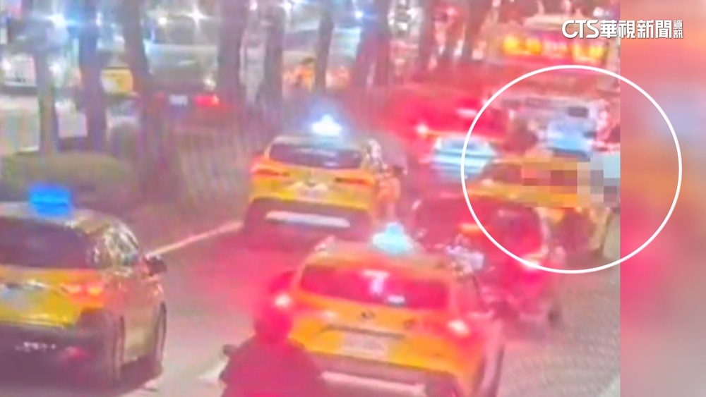 3車追撞翻車　新北議員張嘉玲出車禍　眼角擦傷