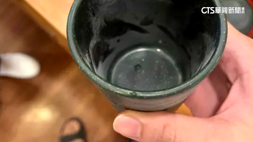 連鎖壽司出包？　消費者控：水杯有消毒水粉末