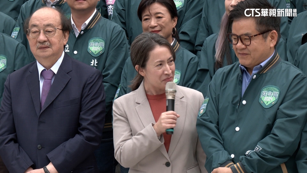 蕭美琴到「立院回娘家」　綠立委參選人緊貼合照