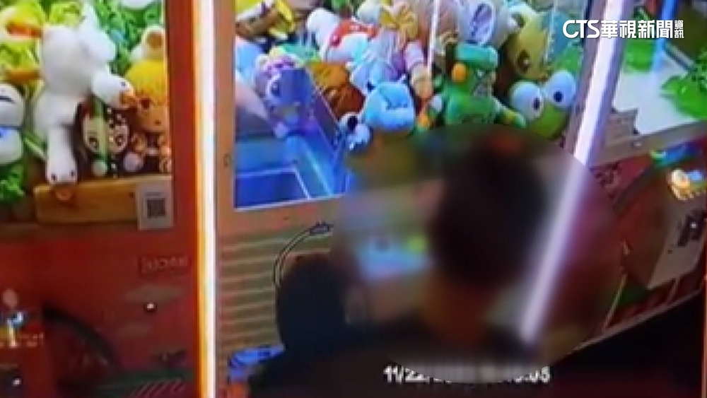 童大展「軟骨功」　鑽機台偷娃娃　店家告竊盜
