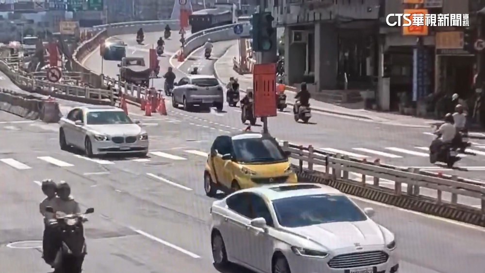 中正新橋亂象頻傳！騎士動線混亂　「跨車道」急切挨撞