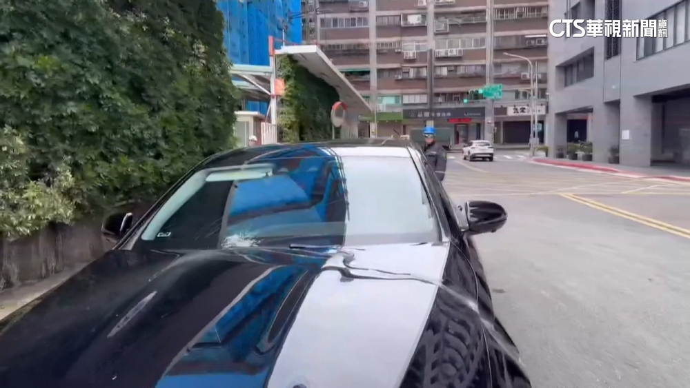 誇張！　工地鐵條掉落砸名車　路過騎士險遭殃嚇壞