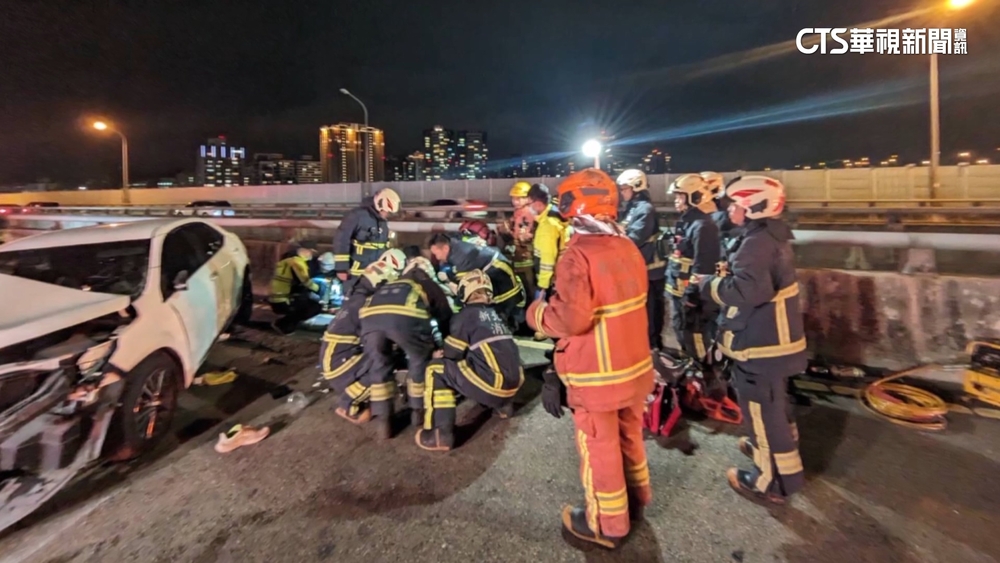 心肌梗塞！　轎車下匝道自撞護欄　駕駛送醫不治