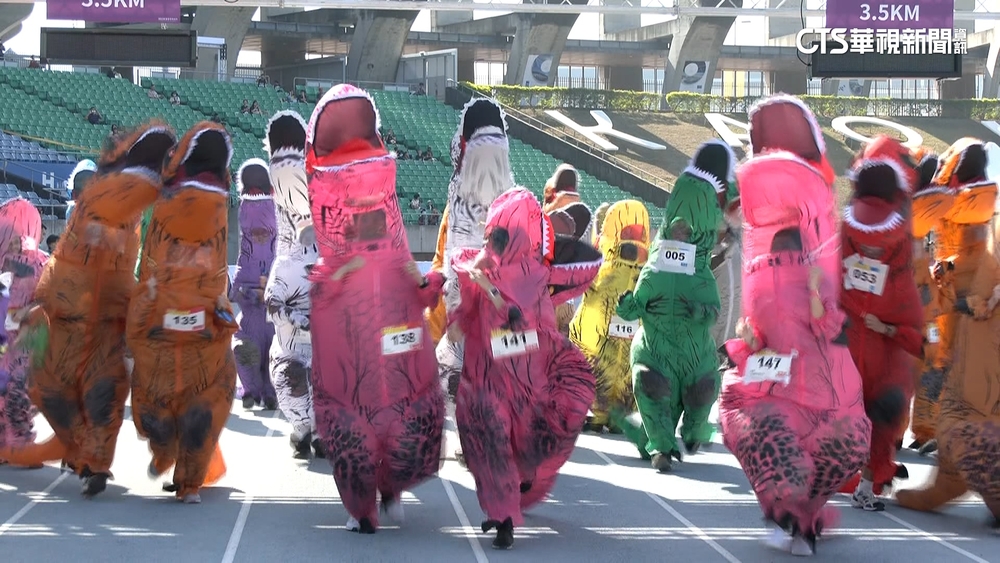 「恐龍軍團」衝了！　高雄變裝馬拉松賽超吸睛