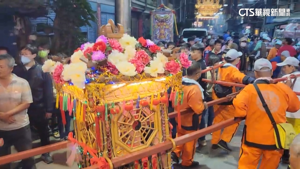 配天宮「燈花媽」首次出巡　信眾擲筊求花求子