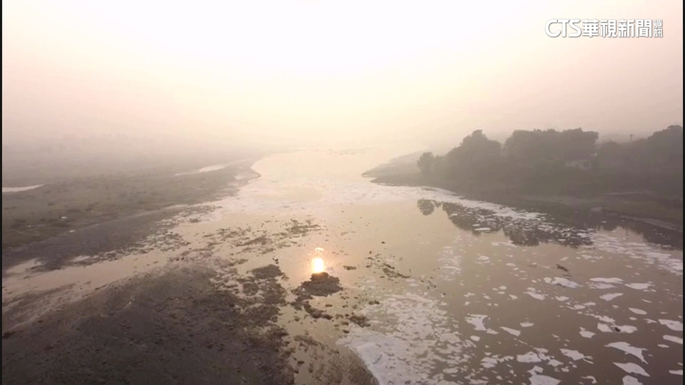 新德里36億公升污水逾半倒恆河支流　河面飄毒泡沫