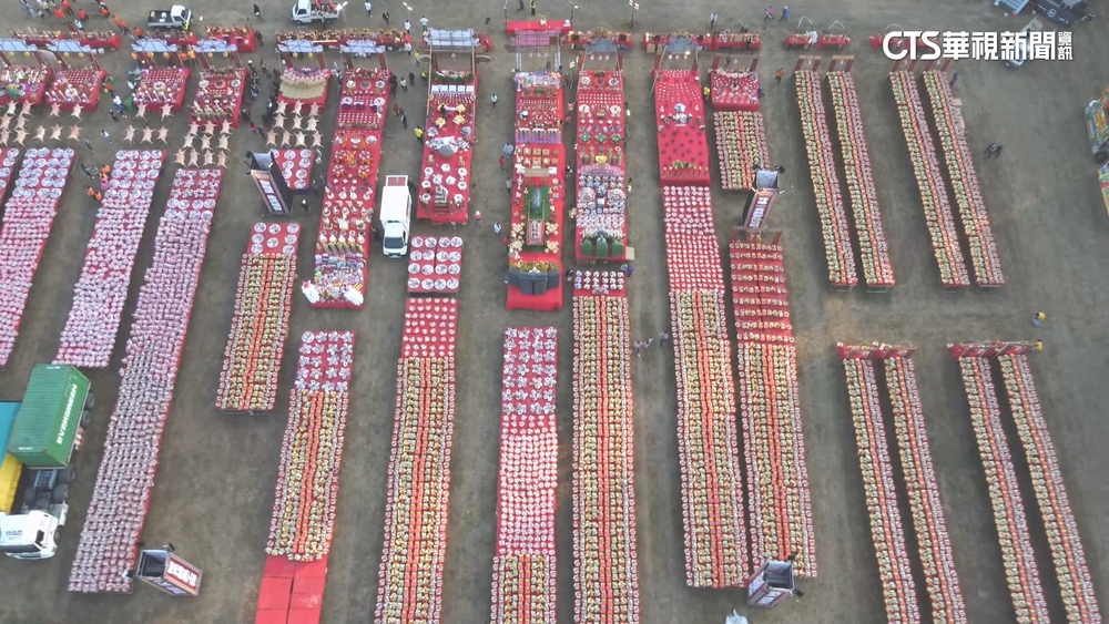 台南普安宮「夜普渡法會」　空拍「千萬祭品」超壯觀