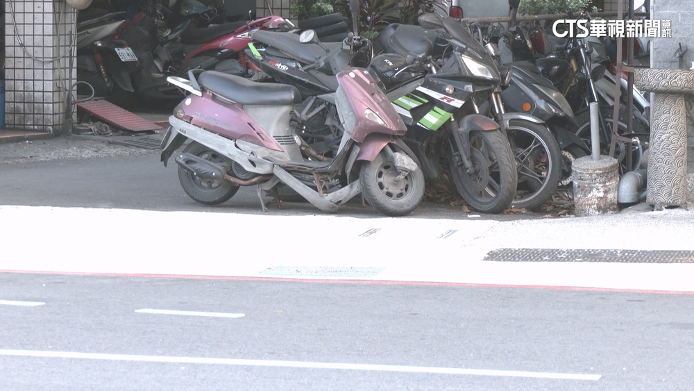 違停人行道遭檢舉　駕駛飆罵檢舉外送員「社會底層」