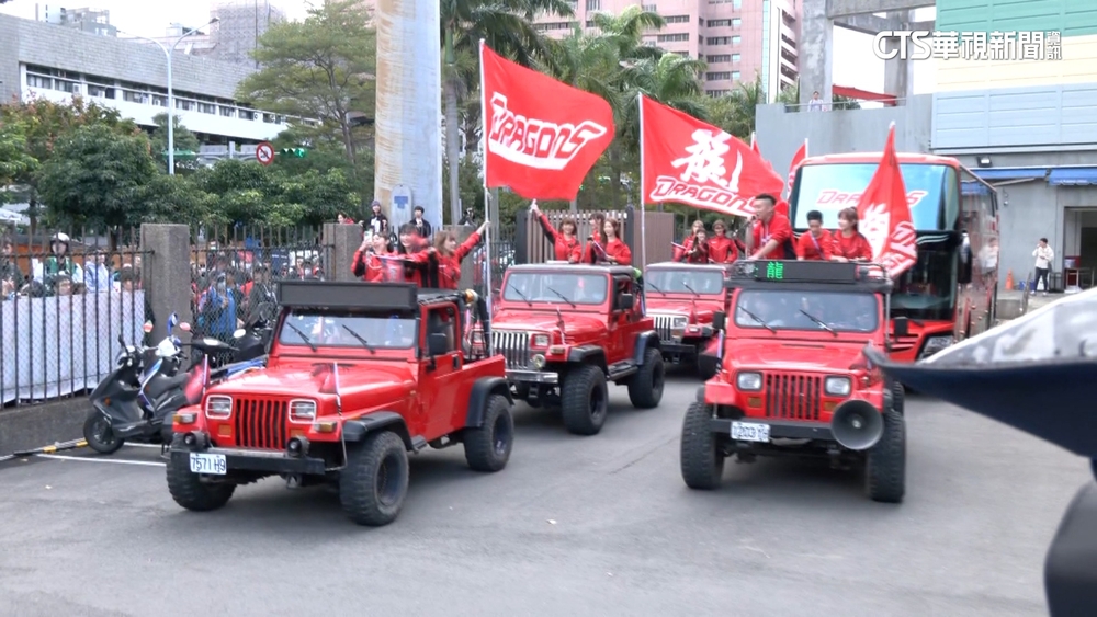味全龍封王大遊行　天母市區集結眾多熱情球迷