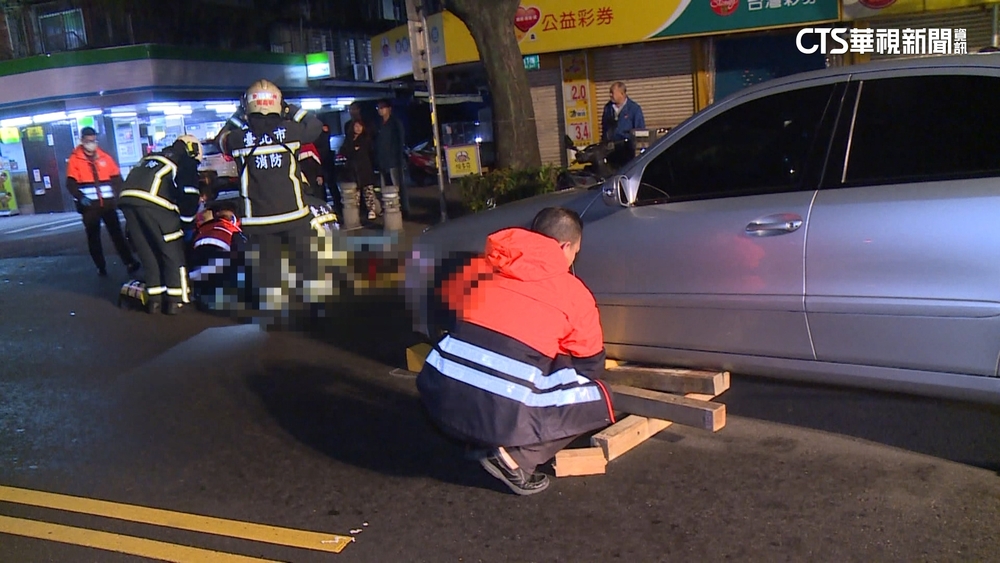 5旬男凌晨「坐臥斑馬線」　遭百萬名車轉彎撞上喪命