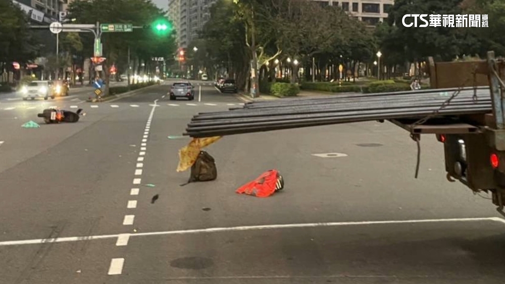 街頭血滴子！　貨車載鋼筋超出車斗　騎士追撞亡