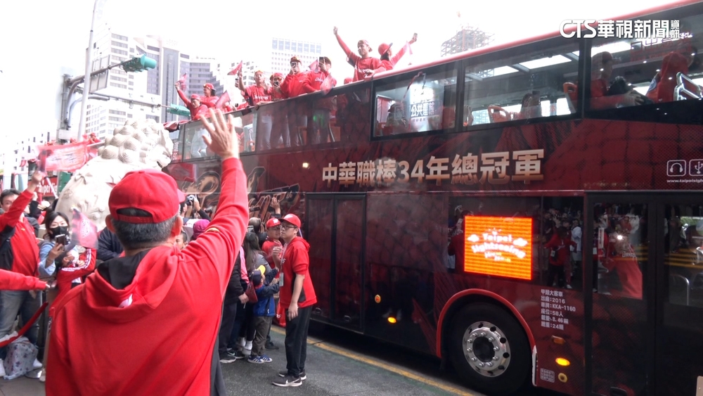 味全龍遊行日　葉總搭訕小球迷.劉基鴻轉行開大巴？