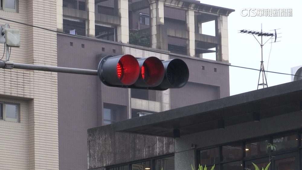 綠燈「3秒」就變紅！　　居民怒：走不過斑馬線險遭撞