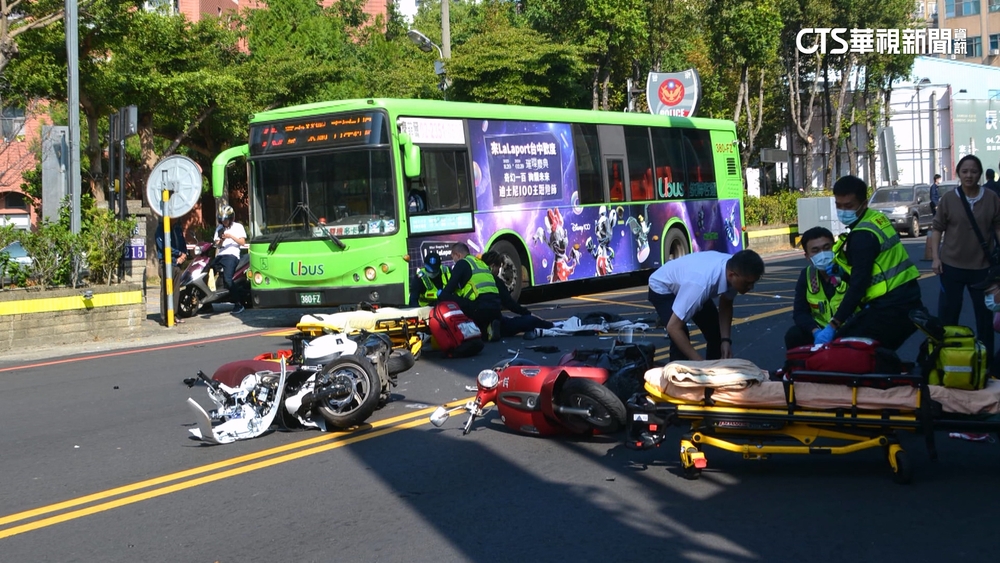 女警騎車甫出分局就撞飛　頭部重創送醫