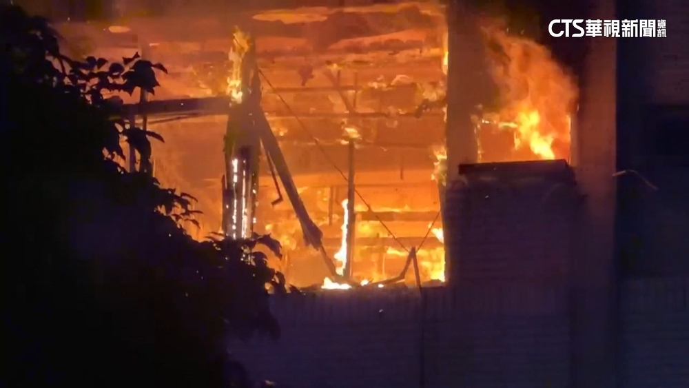 高雄新興區民宅凌晨火警　火勢猛烈傳爆裂聲