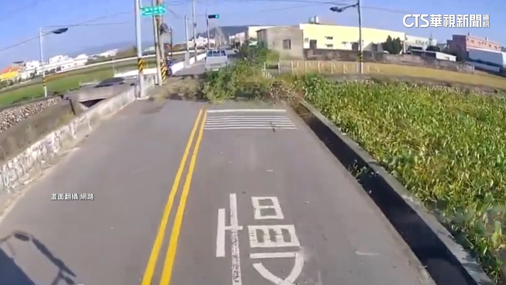 貨車拖樹一路開「占雙向車道」　警：罰最高1萬8千元