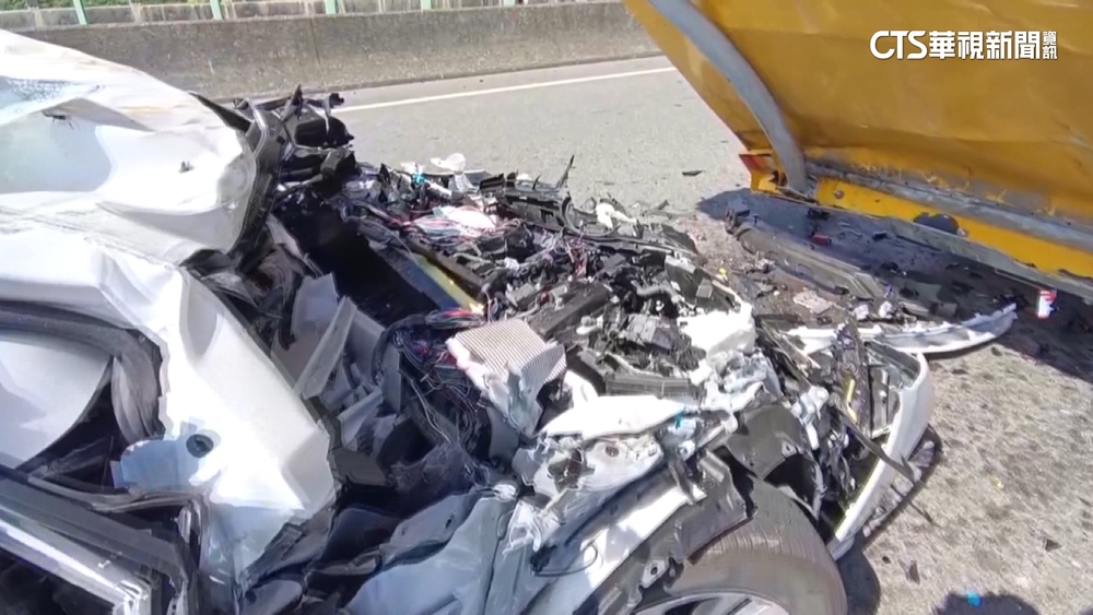 國道工程緩撞車又挨撞　肇事轎車疑開「輔助駕駛」