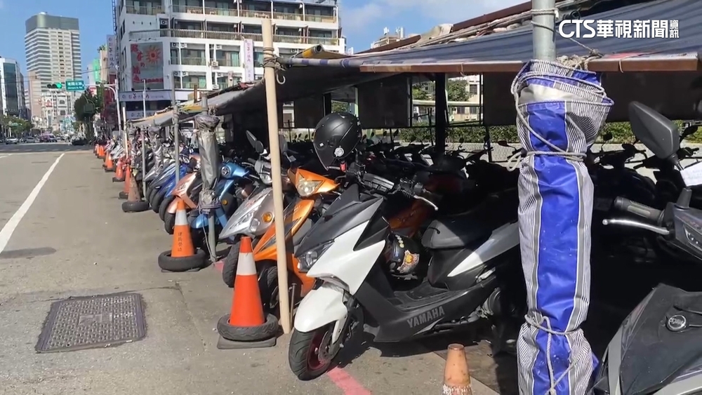 整排機車停紅線「難取締」　中壢警：私人土地