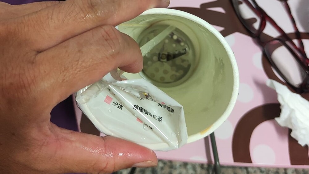 買丹丹漢堡飲料發現杯底「異物」　網驚：趕快拿回去