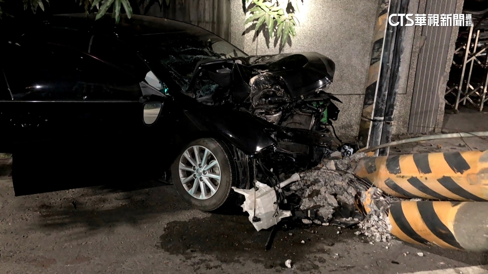 男開車自撞3根電桿　害11戶停電　警：疑毒駕肇事