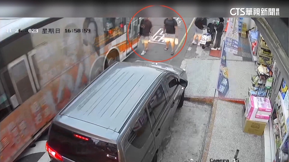 邊走邊看手機遭公車撞　男發文討拍　反遭砲轟