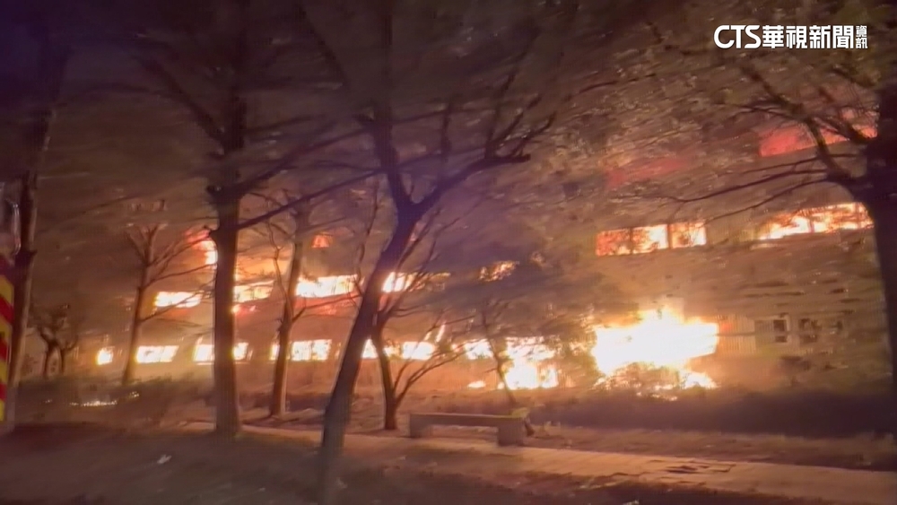 台南醫療廢棄物回收場大火！　40消防20車灌救中