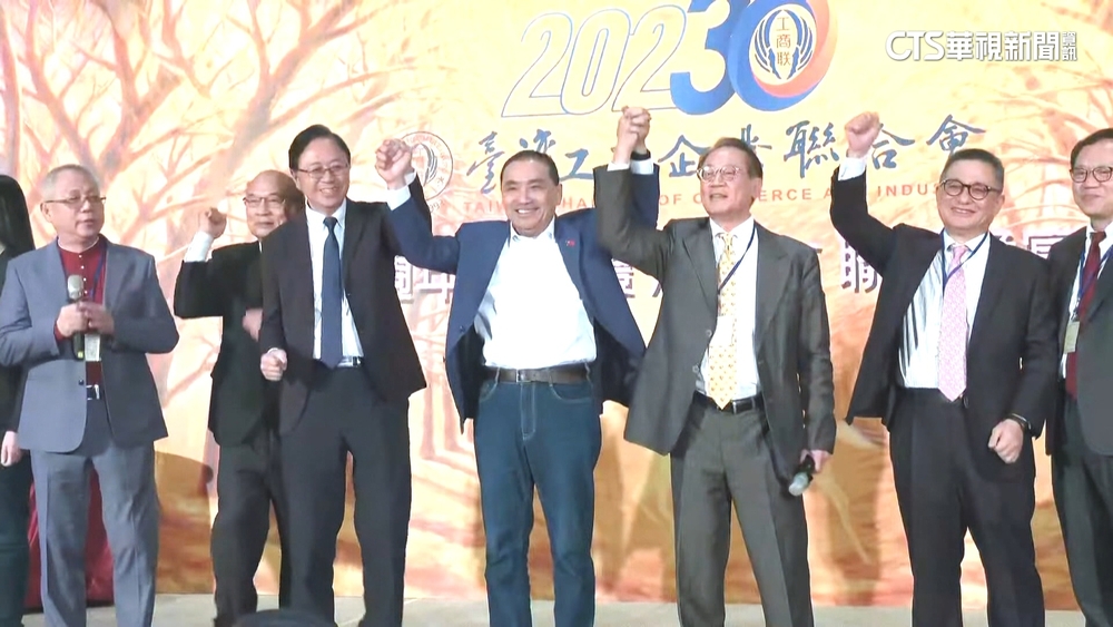 不挺自家人？　柯一走　吳欣盈舅舅牽手侯喊「當選」