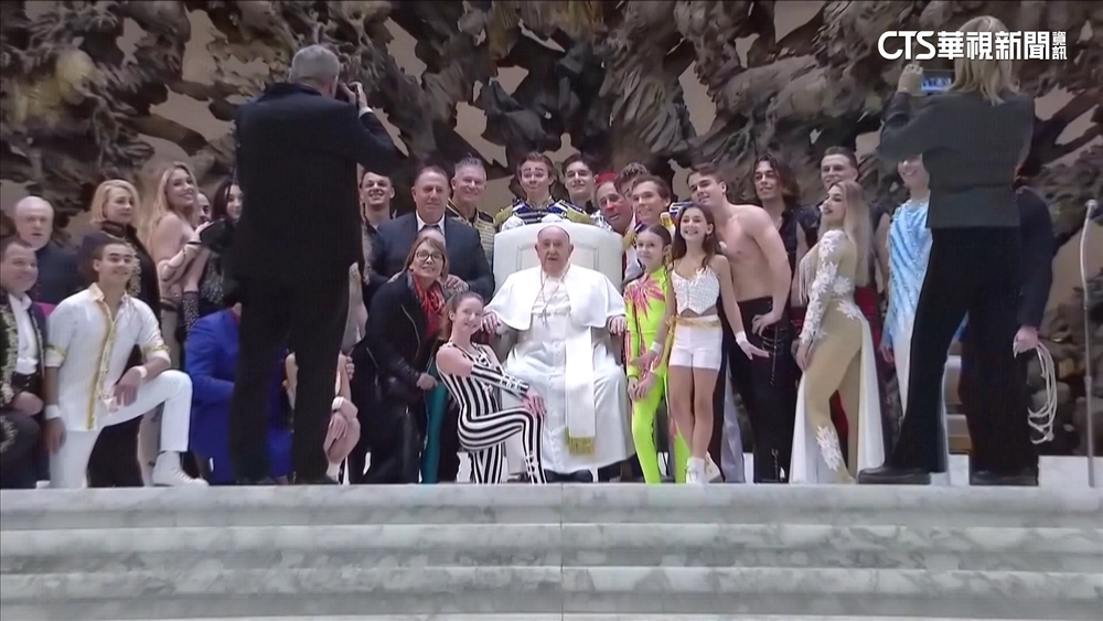 教宗例行公開接見　與表演馬戲團大方合照