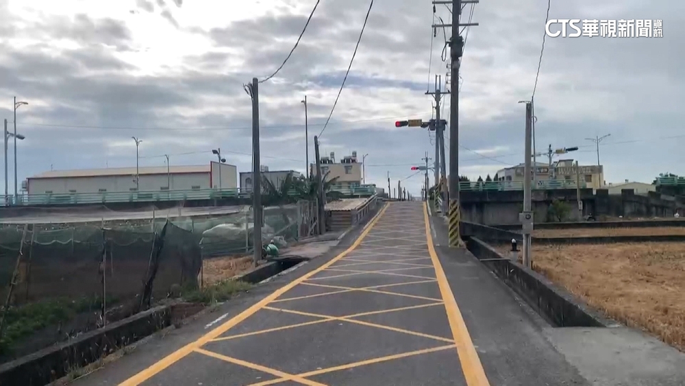 也太長了吧！黃網線有12米　駕駛怨：會個車又紅燈了