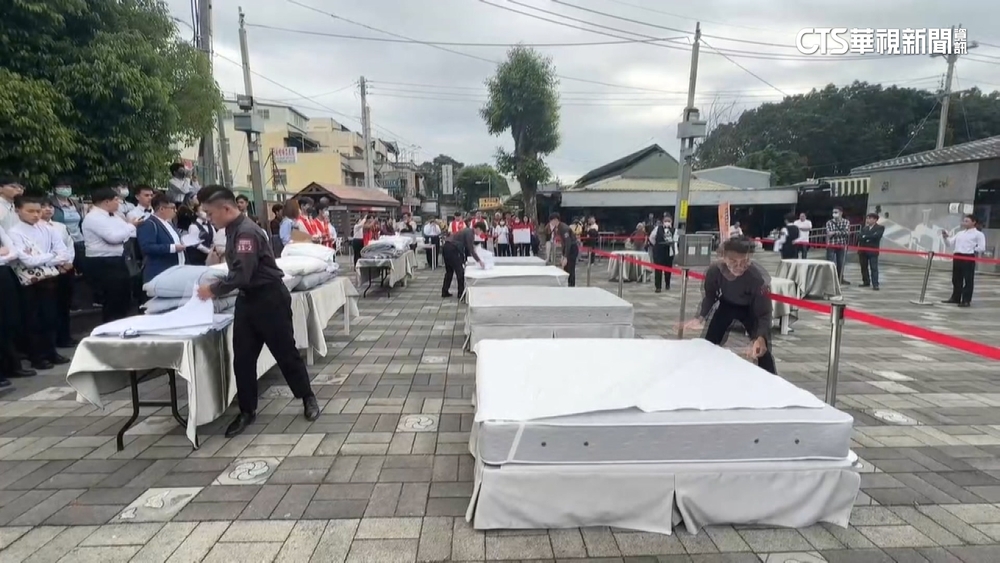 端盤走S型！　餐旅服務競賽　參賽者犧牲休假參加