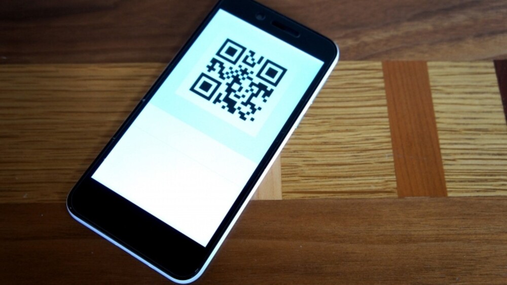 發文者質疑，店內採用QR Code點餐，水、醬料還要自取，認為店家收取服務費不合理。示意圖／翻攝自photoAC